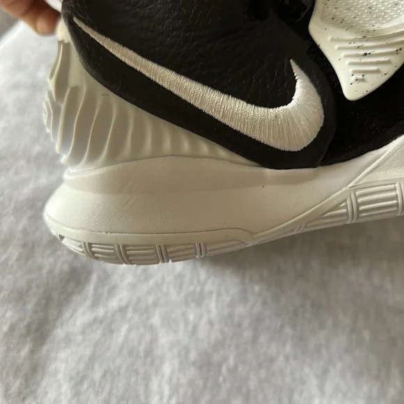 ❤️❤️ NIKE KYRIE 6 TEAM BLACK, SIZE 4.5🥰🥰🥰